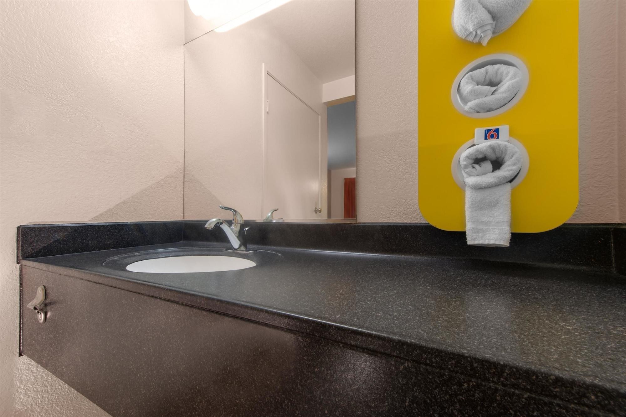 Travelodge By Wyndham Brattleboro Vt Bagian luar foto