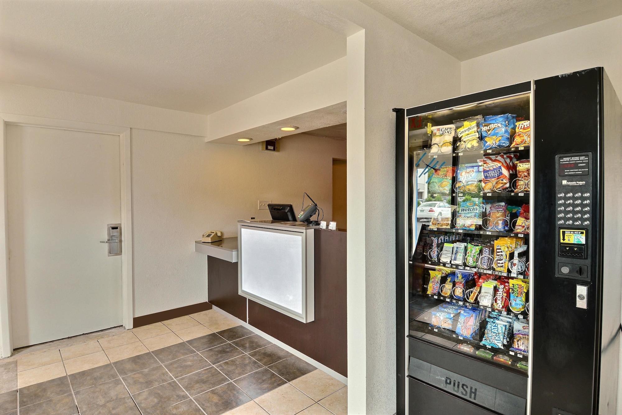 Travelodge By Wyndham Brattleboro Vt Bagian luar foto