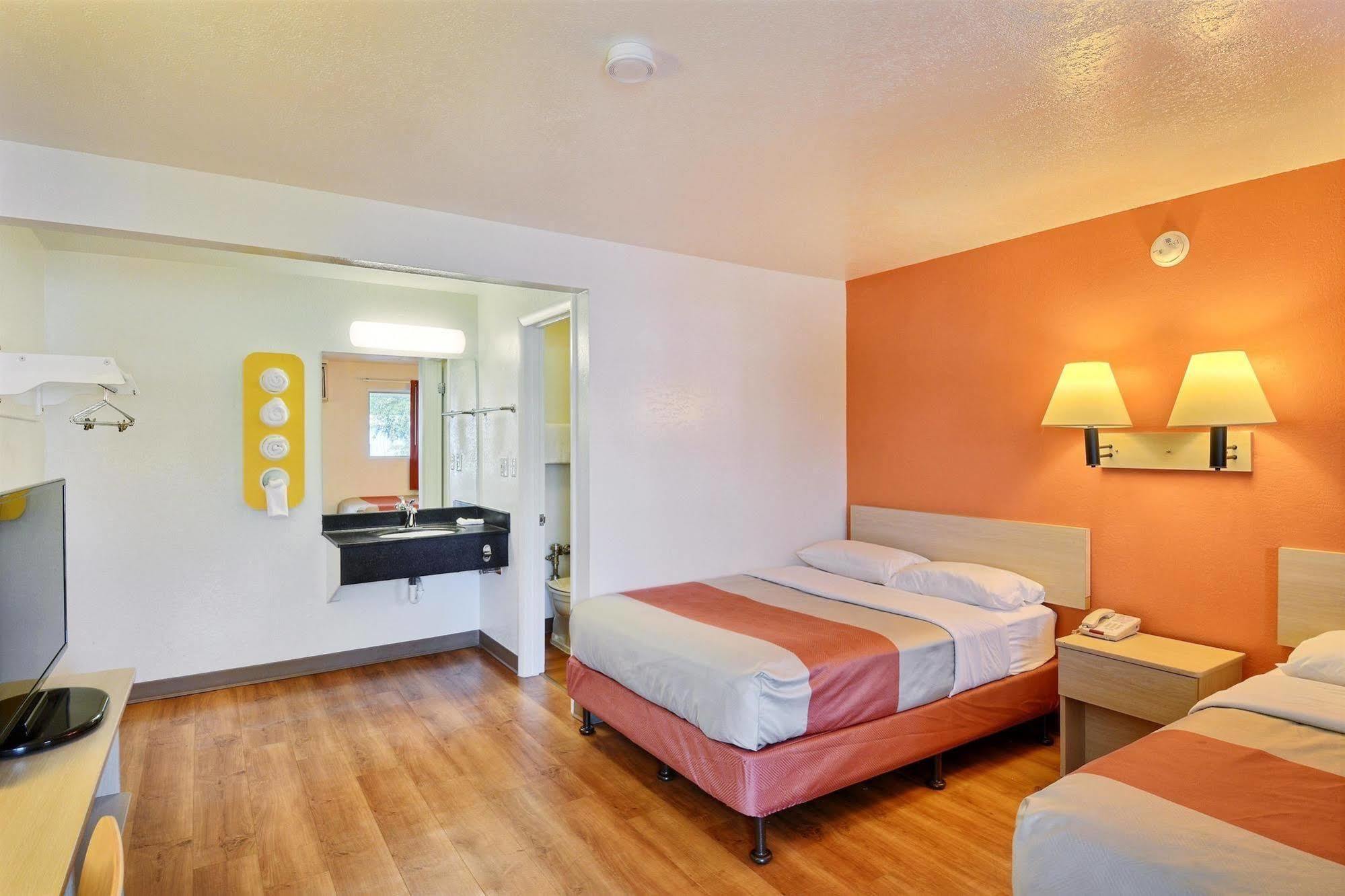 Travelodge By Wyndham Brattleboro Vt Bagian luar foto